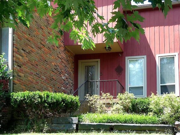 Welcome to the Red House in Nashville!