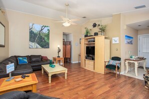 Spacious Living room with Smart TV 