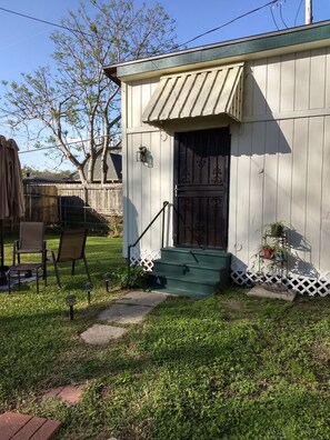 Private, safe and quiet, convenient to airport, dining, New Orleans 10 minutes. 