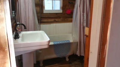  Historic Stansfield Cabin with Wi-Fi, NO Cleaning Fee &   Easy self-checkin