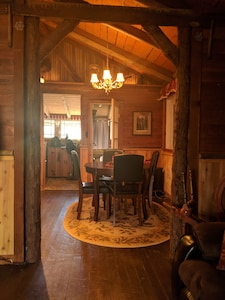  Historic Stansfield Cabin with Wi-Fi, NO Cleaning Fee &   Easy self-checkin