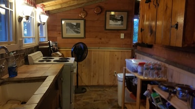  Historic Stansfield Cabin with Wi-Fi, NO Cleaning Fee &   Easy self-checkin