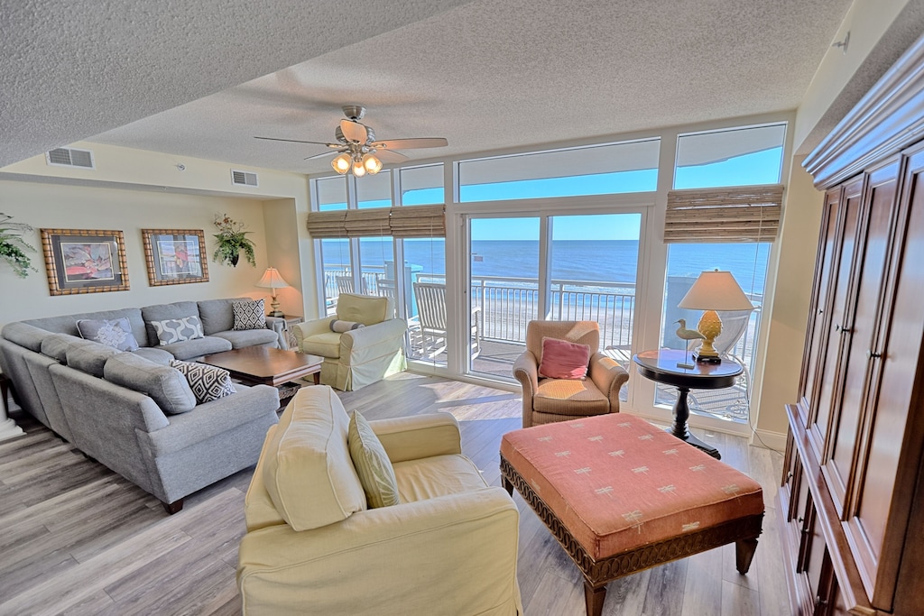 Huge 5 Bedroom Oceanfront Condo, Huge Balcony, Amazing Views, 3 Pools