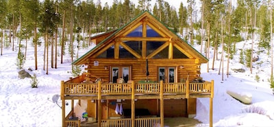Secluded Log Cabin Lake/Mtn Views/7 acre/Hot Tub/wifi/by RMNP/game rm/sleeps 10