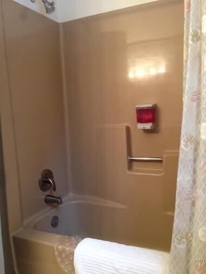 Clean full bathroom with combination shower/tub.