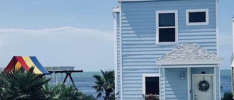 Single family water front home, minutes away from SPI