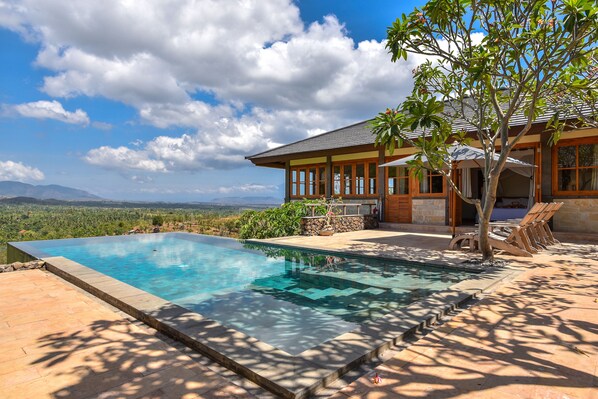 Villa Naga with spectacular views over the Barat National Park.