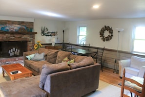 Family room with dining table for 4.