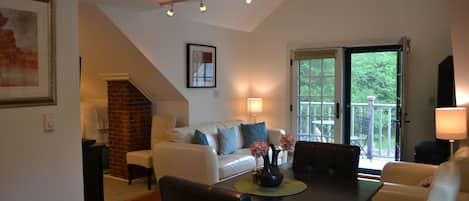 Dining Area, Living Room, and Deck!