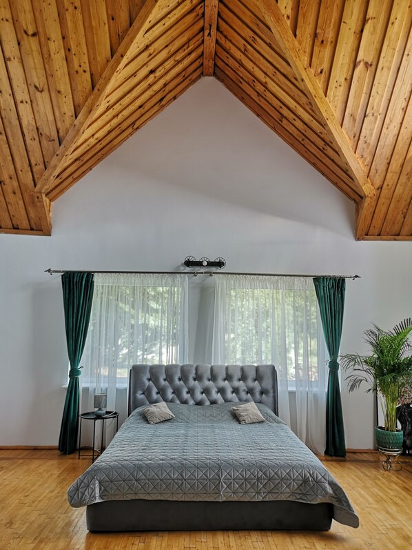 King size bedroom, very high ceilings, 40square metres room.