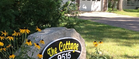 Welcome to The Cottage on Heart Lakr