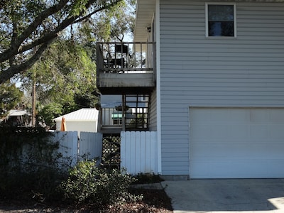 Lakeside studio apt. in historic district 