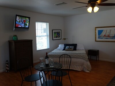 Lakeside studio apt. in historic district 