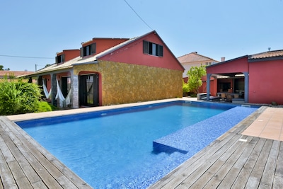 Aroeira Pool House se encuentra al sur, a menos de 20 km de Lisboa por 10 Pax.