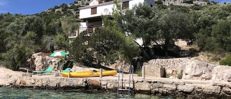 Villa with Beachfront, Kayak, Chaise Lounges, Sun Umbrella & Ladder to Sea