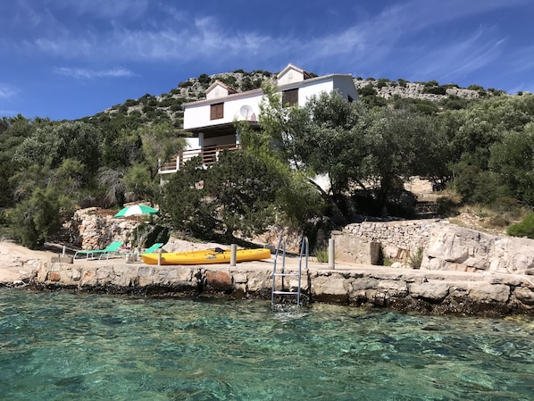 Villa with Beachfront, Kayak, Chaise Lounges, Sun Umbrella & Ladder to Sea