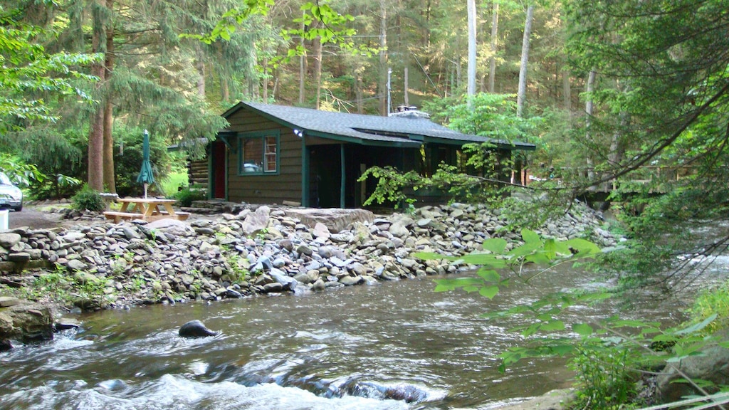 Big Al's Cozy Poconos Creek House