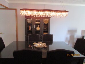 DINING ROOM 
WITH LIGHT VARIATION TO SUIT YOUR MOOD.