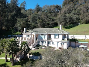 HOSTED HOME - guests have 100% private downstairs (750 ft2) private entry