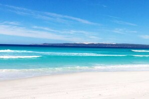 The gorgeous beach of Shelter Island 1km from Beaumaris Escape as the Crow Flies