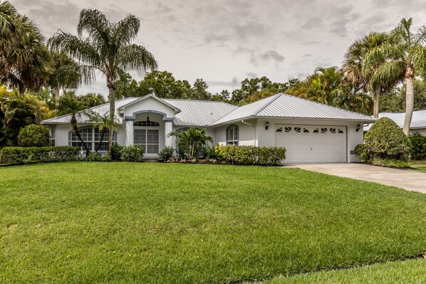 Lushly landscaped front yard of this vacation home.