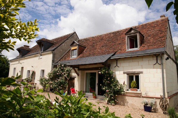 17th cent. restored farm house
South Exposition