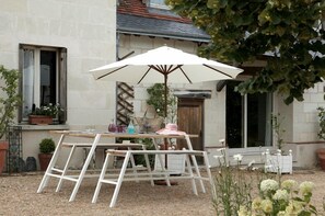 Welcome table
Old tuffeau stones house 
South