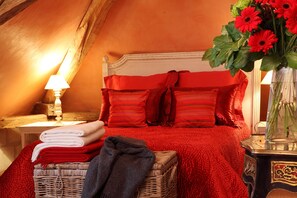 Red bedroom: 
Queensize bed + single bed  + bathroom LOVER's bedroom
