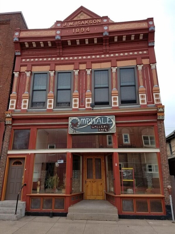 The Omphale Vacation Rentals in Historic Calumet feature 2 beautiful apartments