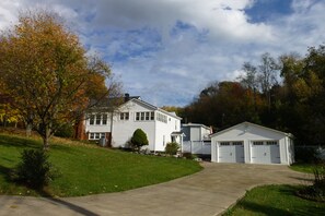 Church Street Cottage viewed from Academy Street showing two car garage.