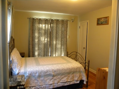 Cozy Bedroom with Private Entrance, Bathrm and nearby Lake Michigan View