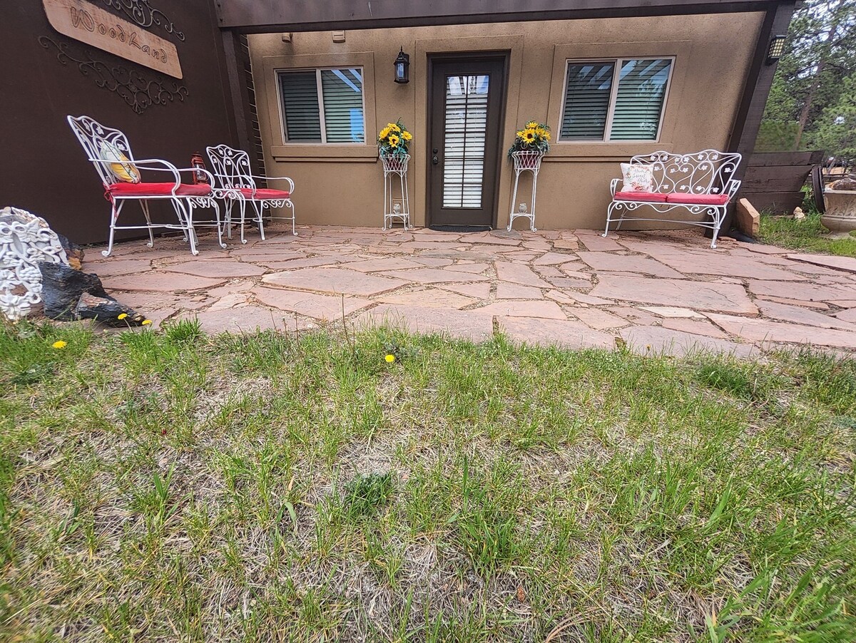 Cozy guest apartment conveniently located to all Woodland Park attractions