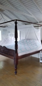 Antique 4-Poster bed