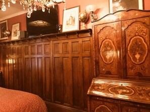 The quartersawn oak wainscoting looks just like the Oak Room at the Plaza!