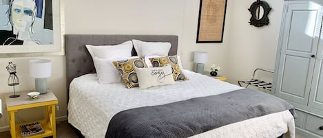 KING bed with Sealy Posturepedic Ultra Delux mattress and Hotel Savoy sheets