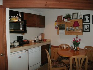 kitchen/dining area