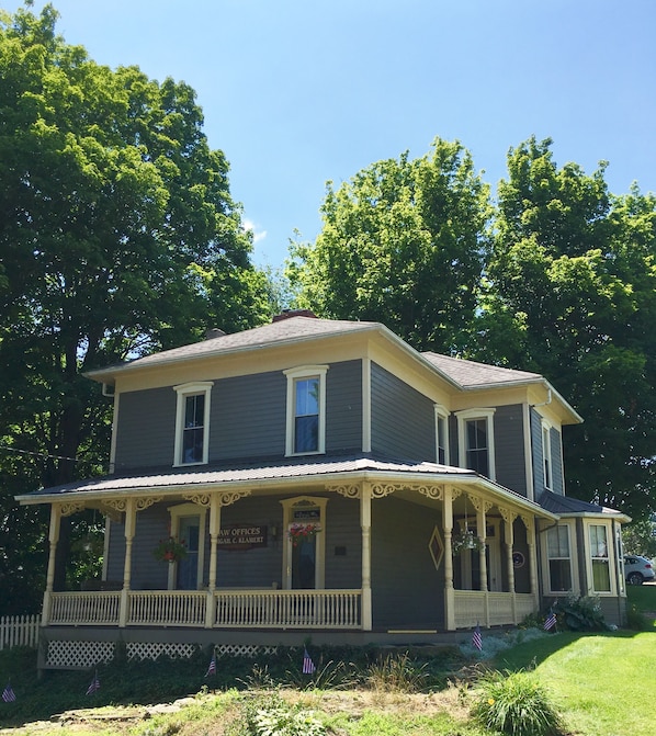 Beautifully restored, 3/2 with full kitchen, backyard, boat parking