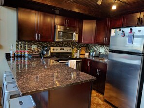 Full kitchen with seating for 4 at the breakfast bar.