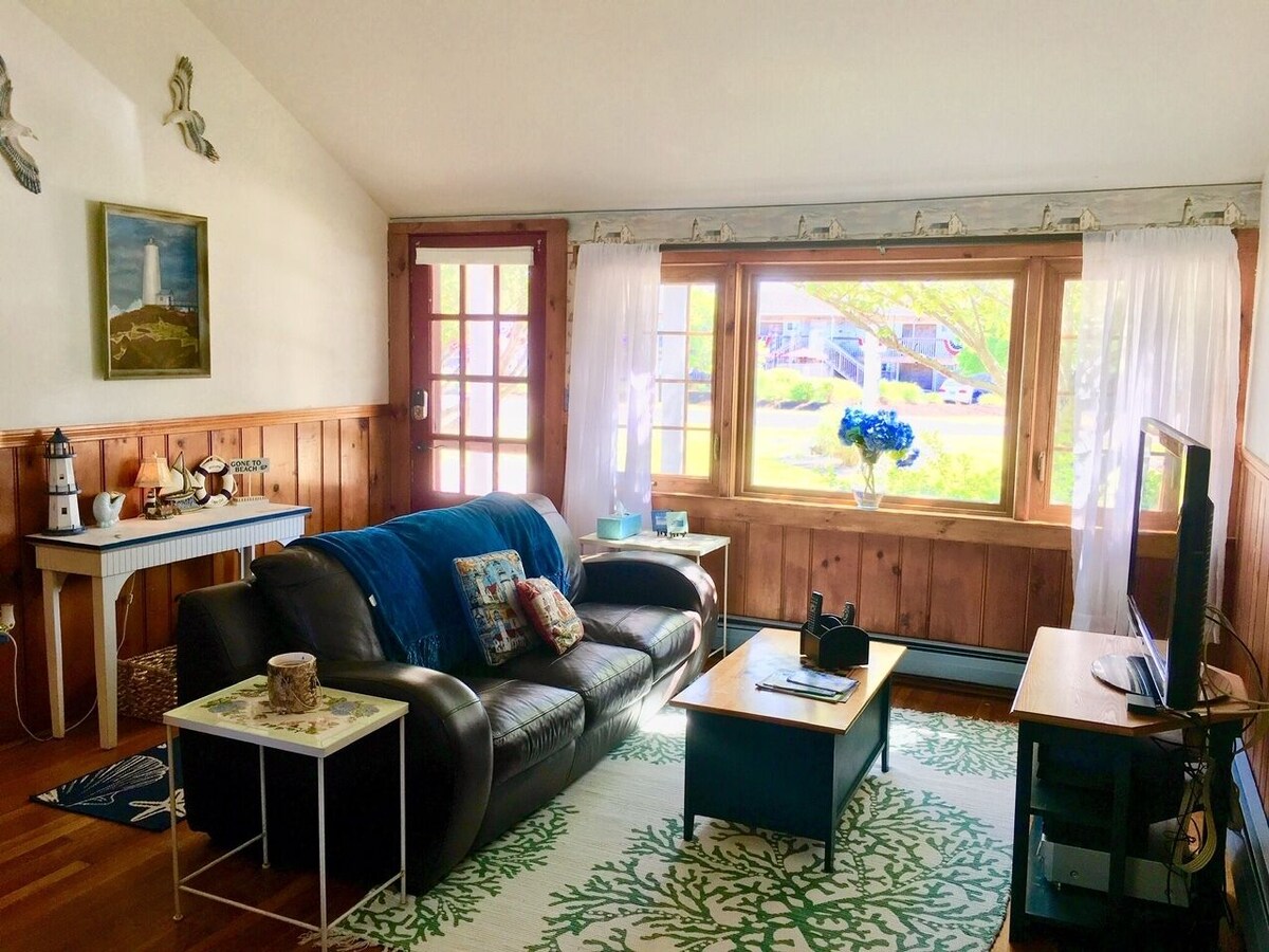 Beautiful 3 Bedroom + Den Cottage Just a few minute drive to Beach
