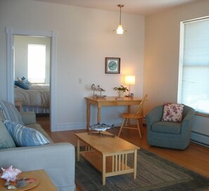 Comfortable, spacious Tidewatcher livingroom