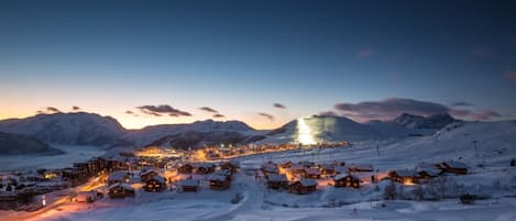 Station de l'Alpe d'Huez à 19 kms de votre appartement.