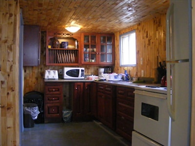 Ocean view cottage in town of Digby