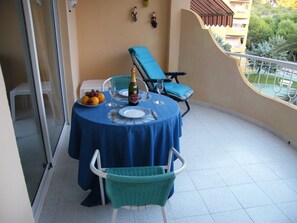 Balcony, dine El fresco.