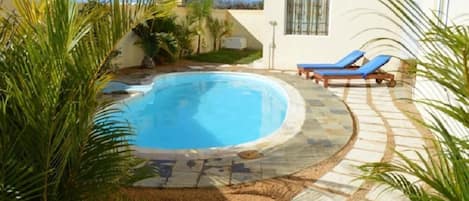 Piscine et plage pour un après midi farniente entre bains de soleil