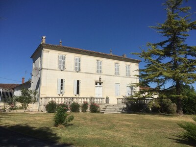 Magnífica, pacífica y  tradicional casa al estilo de Charente con piscina privada y patio