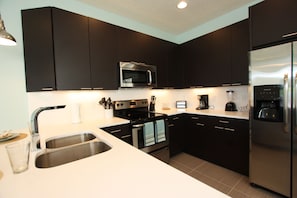Fully supplied, roomy kitchen