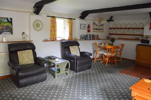 Lounge with two reclining armchairs