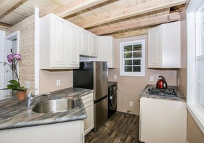 Stocked kitchen with everything you need