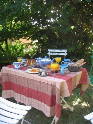 brunch in the garden