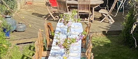 Alfresco dining in the garden...